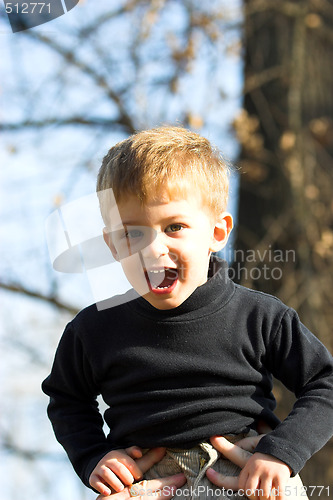 Image of boy on father shoulder