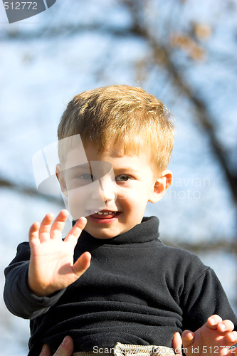 Image of boy on father shoulder