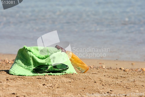 Image of green hat and sunglasses