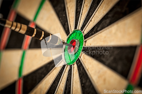 Image of Dart in bull's eye close up