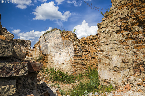 Image of ruined castle wall