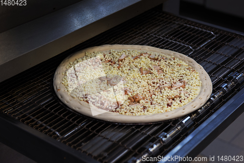 Image of Preparing pizza in oven