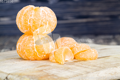 Image of peeled whole and divided tangerines