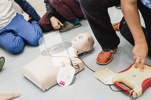 Image of First aid resuscitation course using AED.