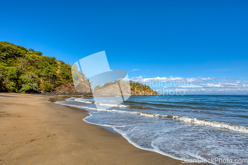 Image of pacific ocean waves on rock in Playa Ocotal, El Coco Costa Rica