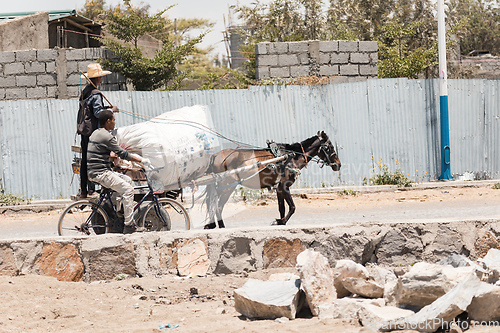 Image of Ethiopian horse-drawn carriage on the street