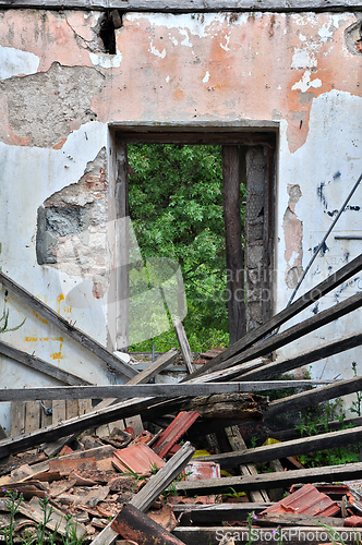 Image of collapsed roof abandoned house