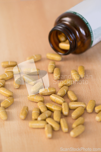 Image of Vitamine supplement pills spilled from a bottle