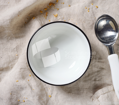 Image of empty white bowl