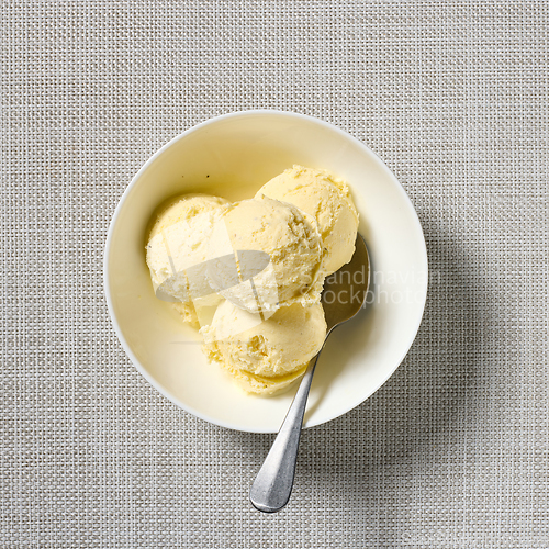 Image of bowl of vanilla ice cream