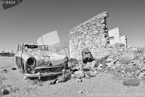 Image of old car in the desert