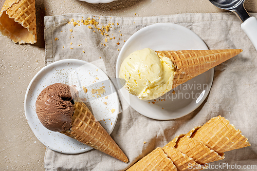 Image of chocolate and vanilla ice cream