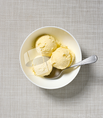 Image of bowl of vanilla ice cream