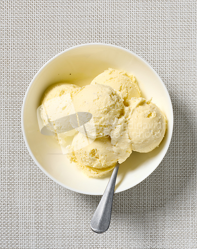 Image of bowl of vanilla ice cream