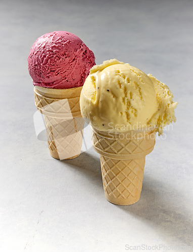 Image of vanilla and berry ice cream