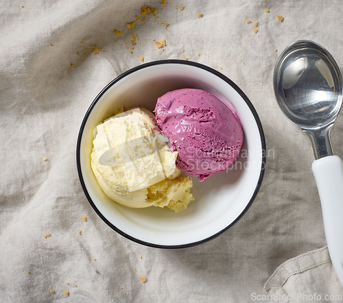 Image of bowl of vanilla and berry ice cream