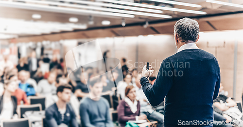 Image of Sturtup expert giving talk at business event workshop.