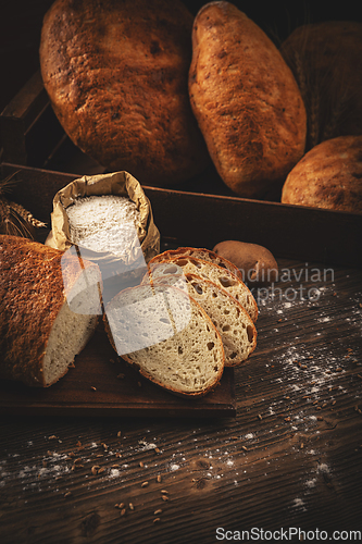 Image of Whole and sliced breads