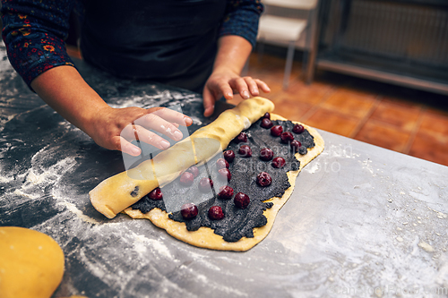 Image of Rolling stuffed dough