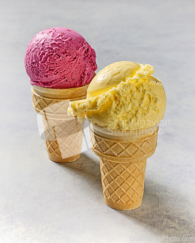 Image of vanilla and black currant ice cream