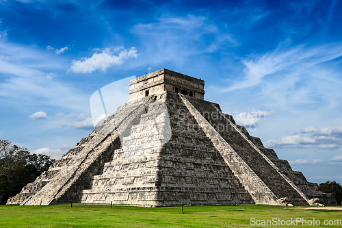 Image of Mayan pyramid in Chichen-Itza, Mexico