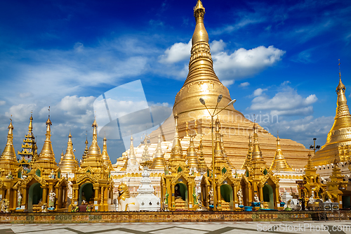 Image of Shwedagon pagoda in Yangon, Myanmar