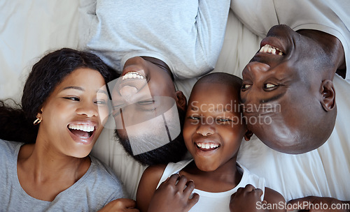 Image of I sustain myself with the love of family. a beautiful young family bonding in bed together.
