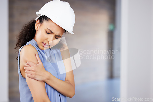 Image of long days will show up on your body. a young contractor experiencing shoulder pain.