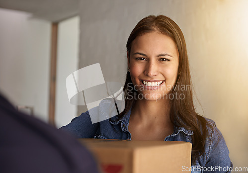 Image of Wow I wasnt expecting my package so soon. a young woman receiving a delivery at home.