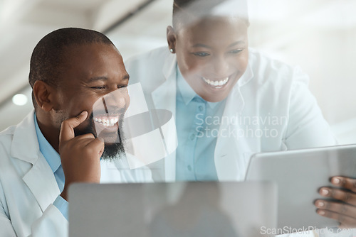 Image of I wanted to show you this reaction. two scientists using a laptop and digital tablet in a laboratory.