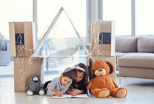 Image of We can draw well. two little siblings drawing together at home.