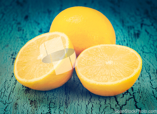 Image of Lemon and cut half slices