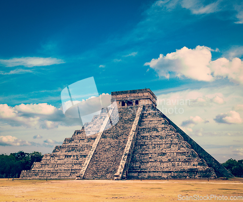 Image of Mayan pyramid in Chichen-Itza, Mexico