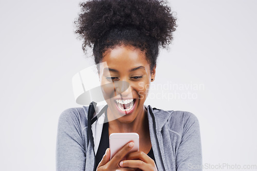 Image of Im so excited for this high school reunion. a young woman reading something on her cellphone.