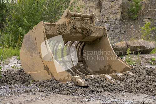 Image of dirty sieve shovel