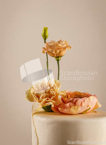 Image of Elegant detailing on wedding cake