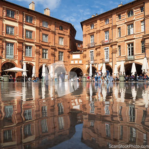 Image of Place Nationale and its central pond. Photography taken in Monta