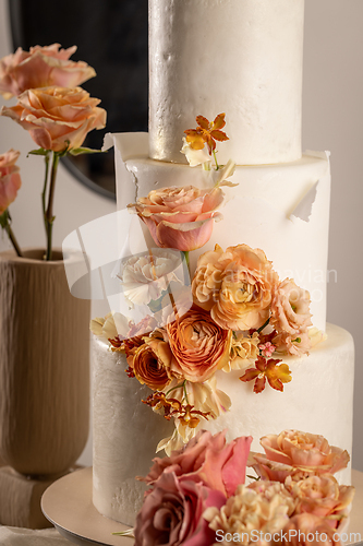 Image of Cake with peach fuzz colored flowers