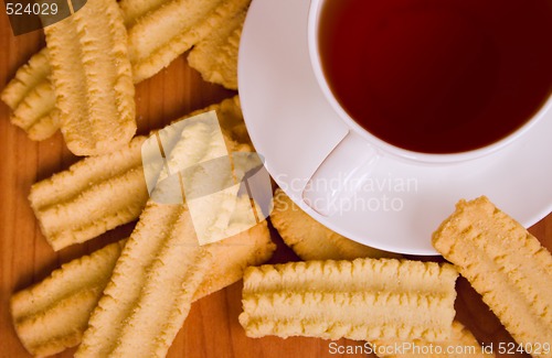 Image of cup of black tea and cookies
