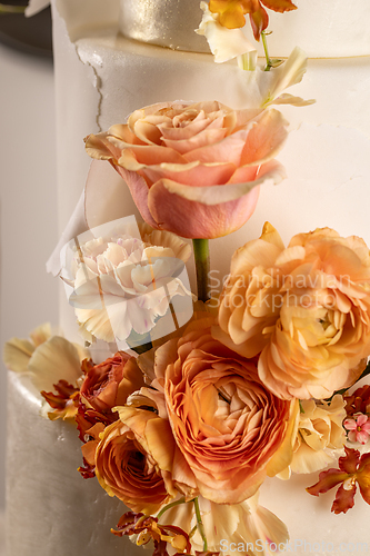 Image of Cake with flowers, close up