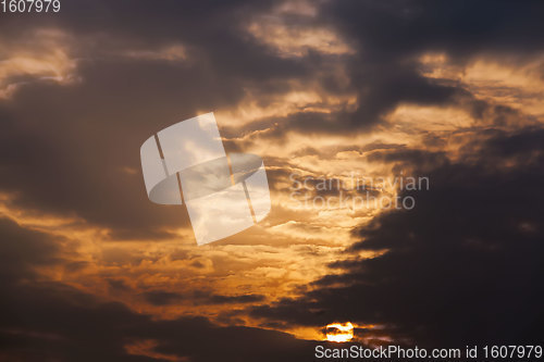 Image of the sun shining in the sky