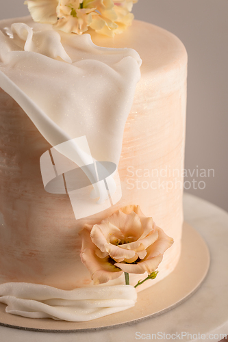 Image of Elegant wedding cake
