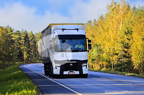 Image of Renault Trucks T Trucking in the Morning