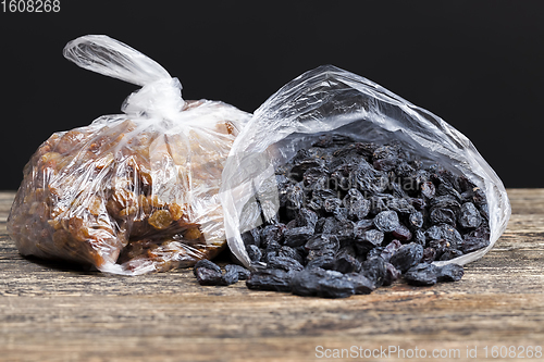 Image of raisins of different colors