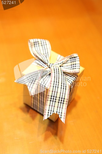 Image of yellow gift 