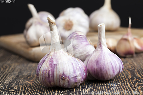 Image of garlic divided into cloves