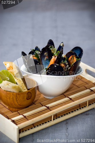 Image of Fresh Mussels in a simple white bowl 