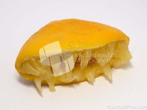 Image of half a squeezed lemon 