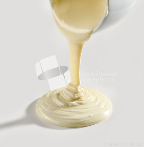 Image of melted white chocolate