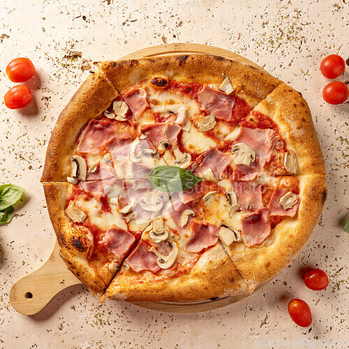 Image of Delicious pizza with courgette